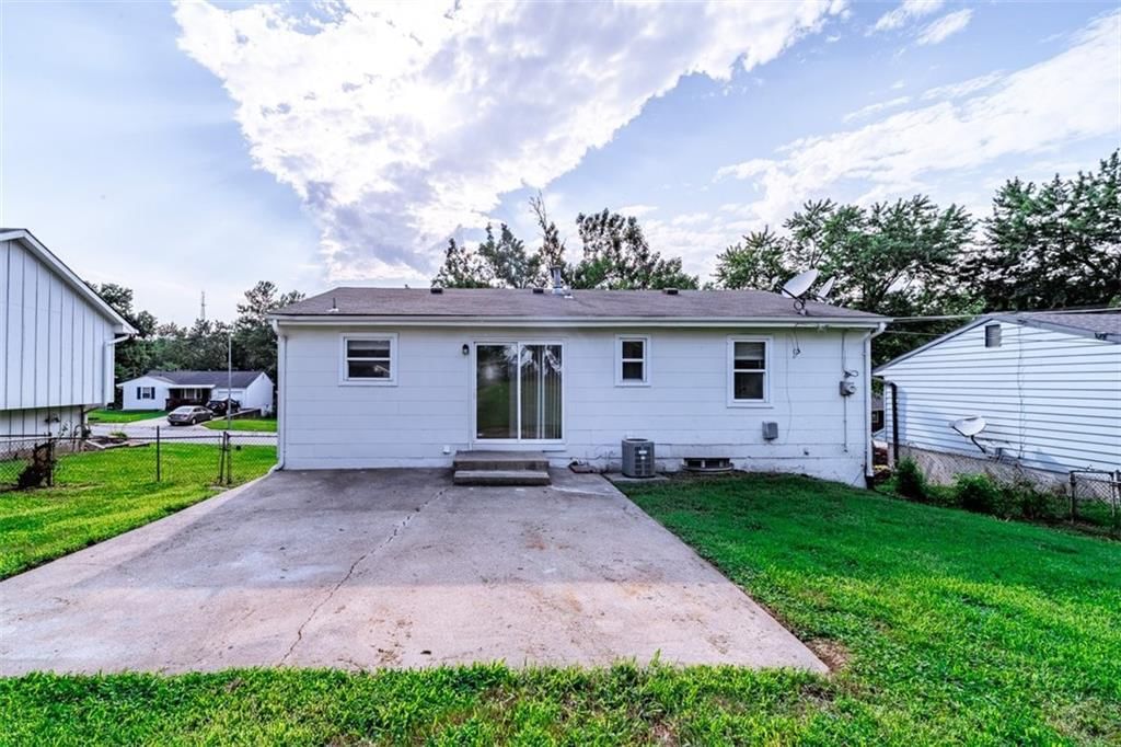 5129 N PALMER Avenue — photo 32