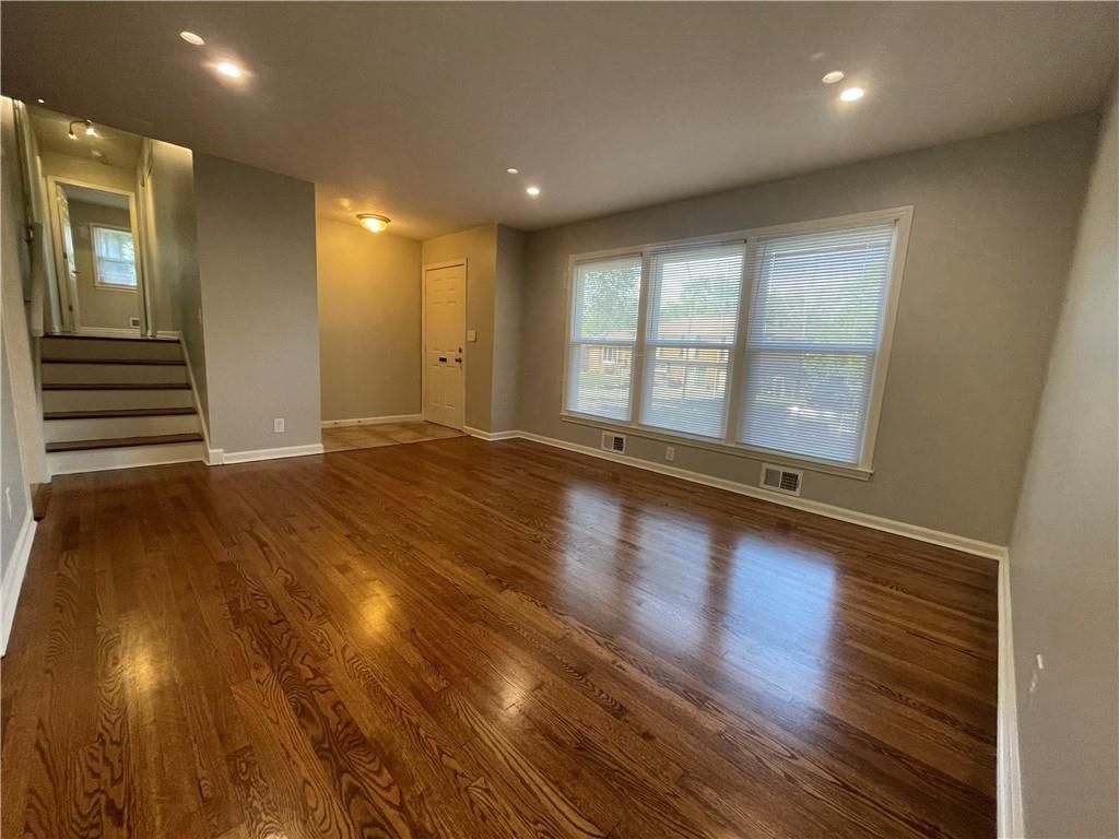 10011 Bennington Avenue — photo 9