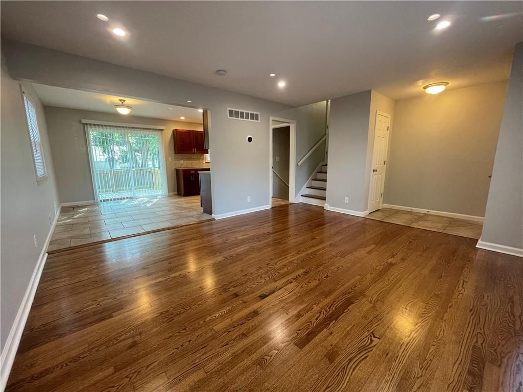 10011 Bennington Avenue — photo 10