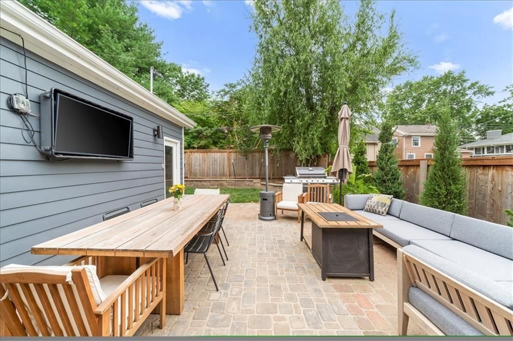 Photo 39 of 47 - 401 W 60th Terrace