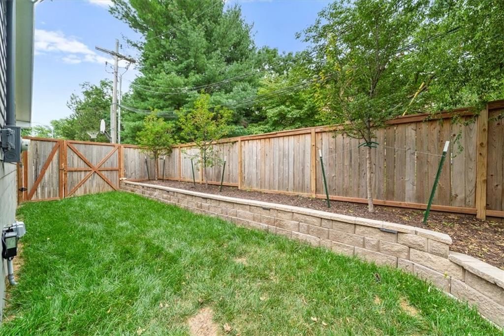 Photo 40 of 47 - 401 W 60th Terrace