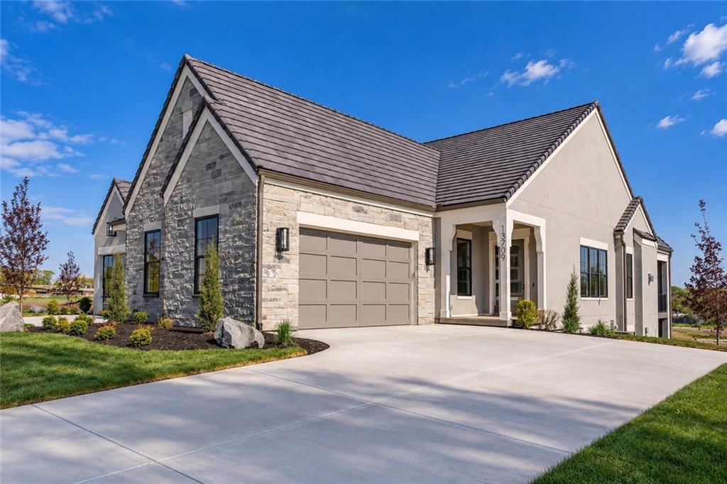 13709 Pembroke Lane, Leawood, KS: listing photo 2