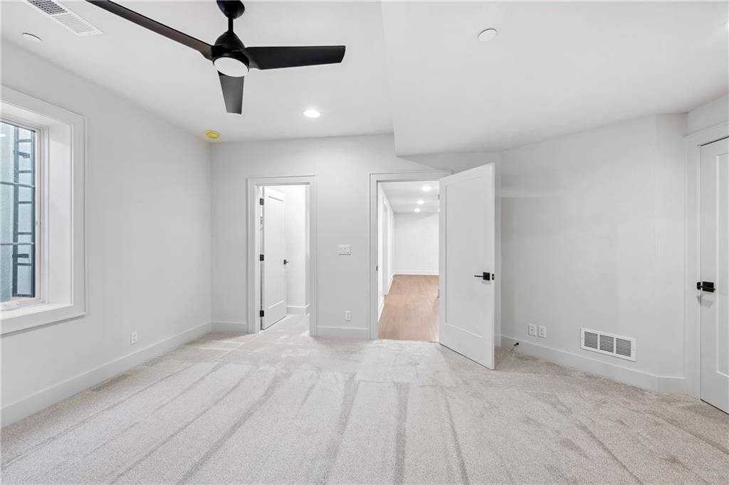 Photo 32 of 43 - 13707 Pembroke Lane