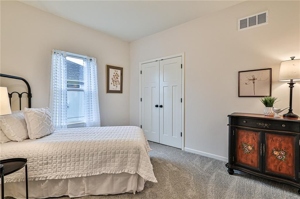 913 NW Crestwood Drive — photo 8