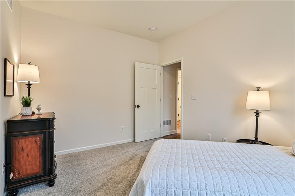 913 NW Crestwood Drive — photo 9