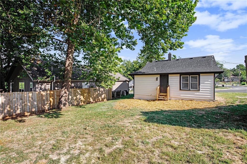 110 S Neconi Avenue — photo 25