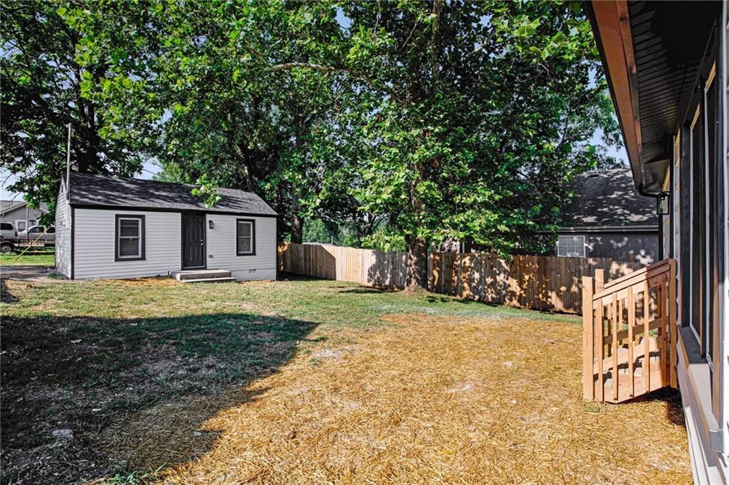 110 S Neconi Avenue — photo 26