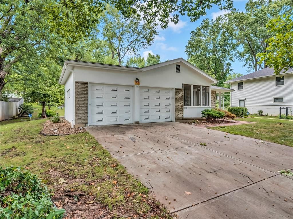 8000 Corona Avenue — photo 16