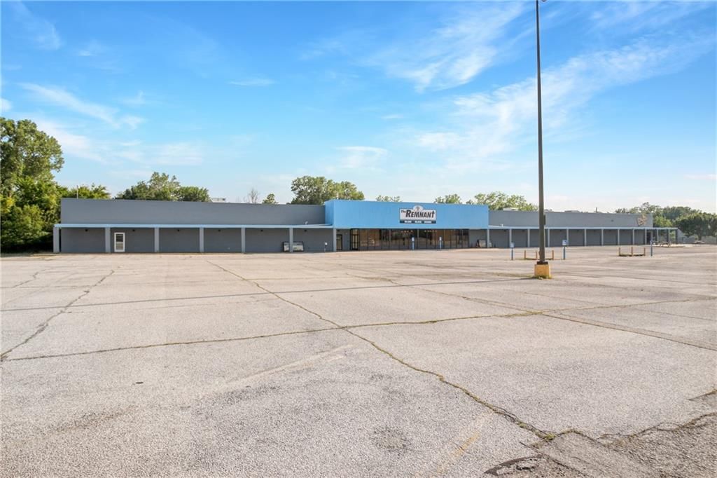 300 E Main Street — photo 35