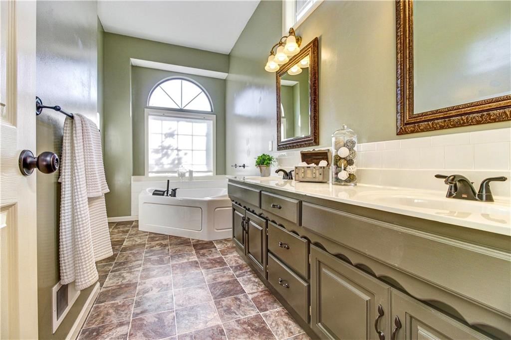 400 SW Saddlewood Court — photo 18