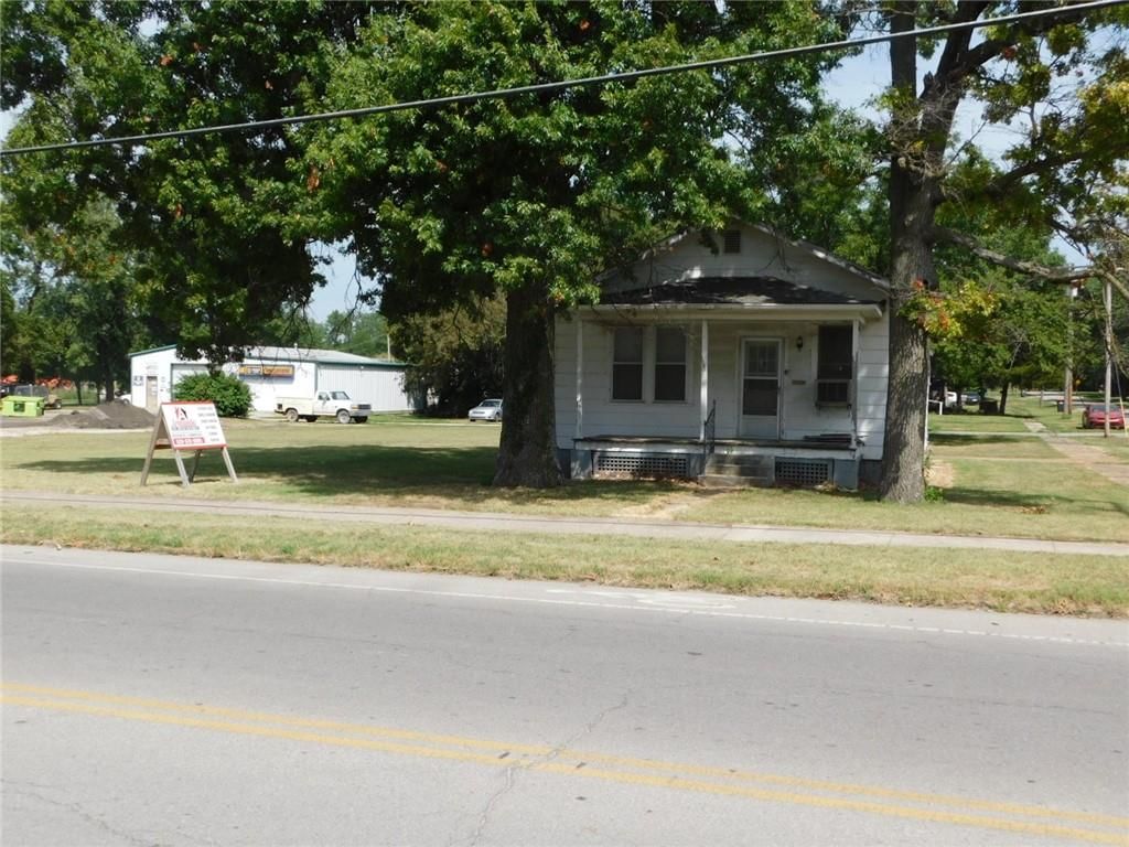 1002 W 4th Street — photo 2