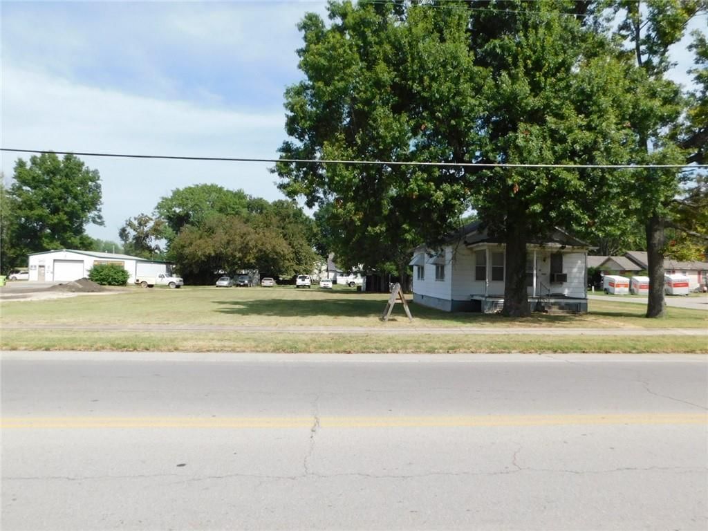1002 W 4th Street — photo 3