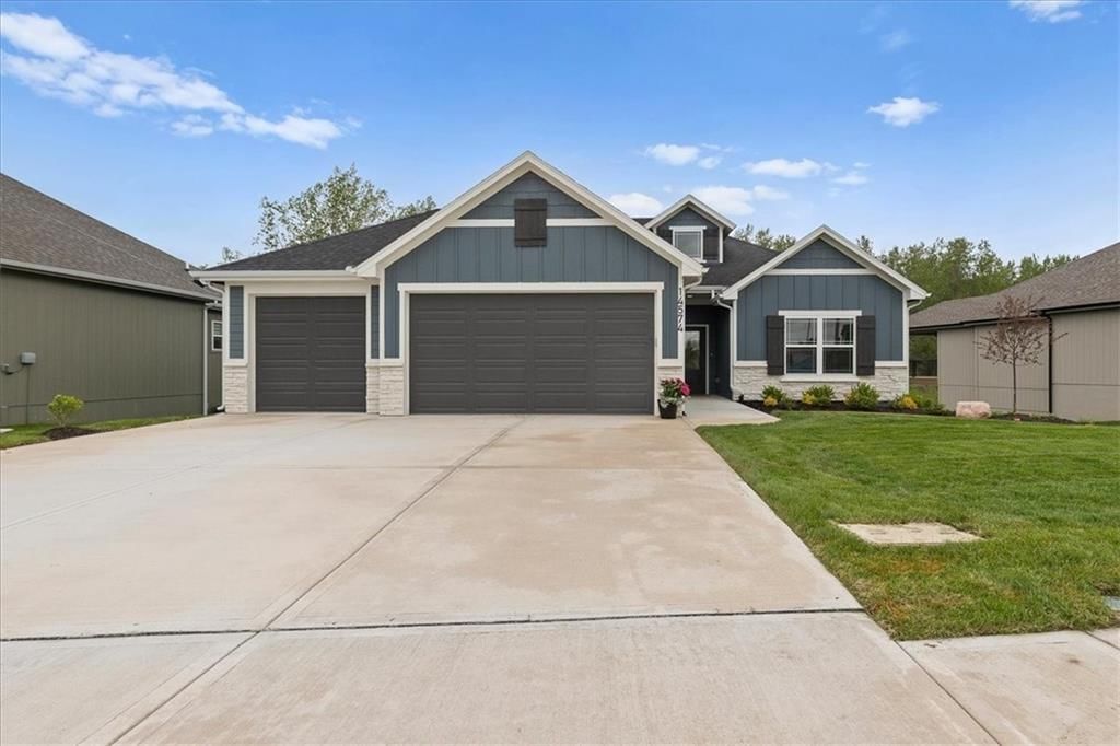 14574 Aurora Lane, Basehor, KS