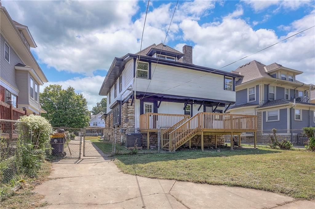 Photo 5 of 40 - 2620 VICTOR Street