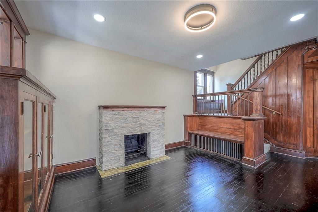 Photo 9 of 40 - 2620 VICTOR Street