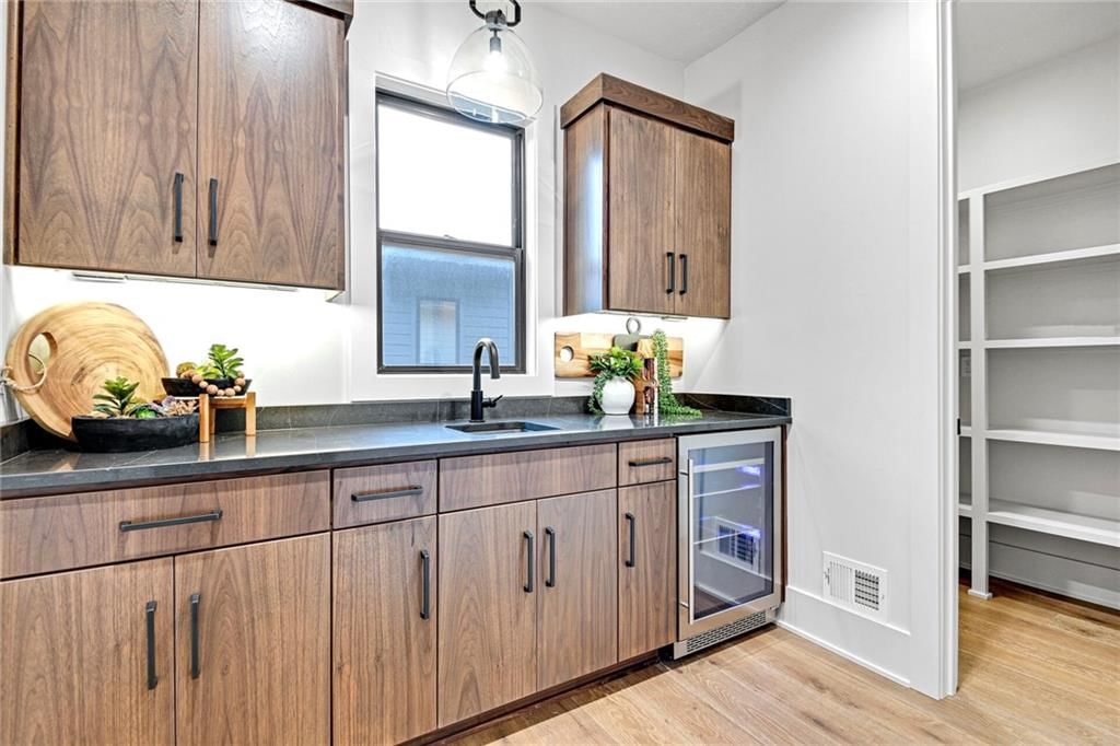 Photo 18 of 42 - 9915 Brockway Street