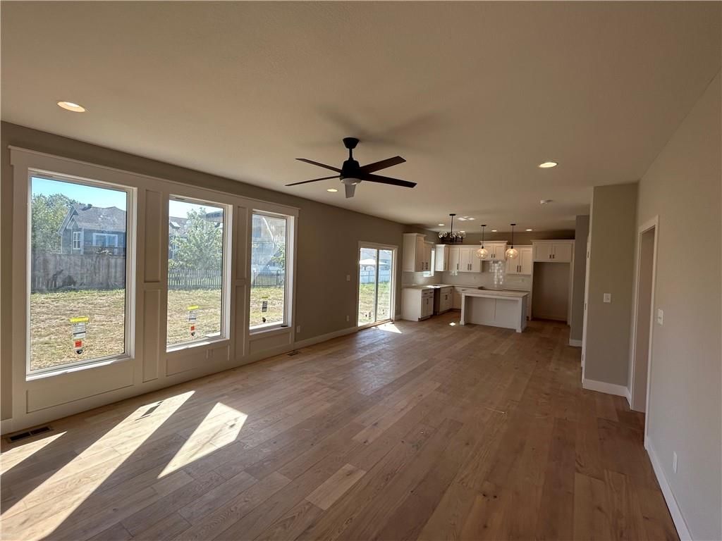 2372 NE Colonnade Avenue — photo 3