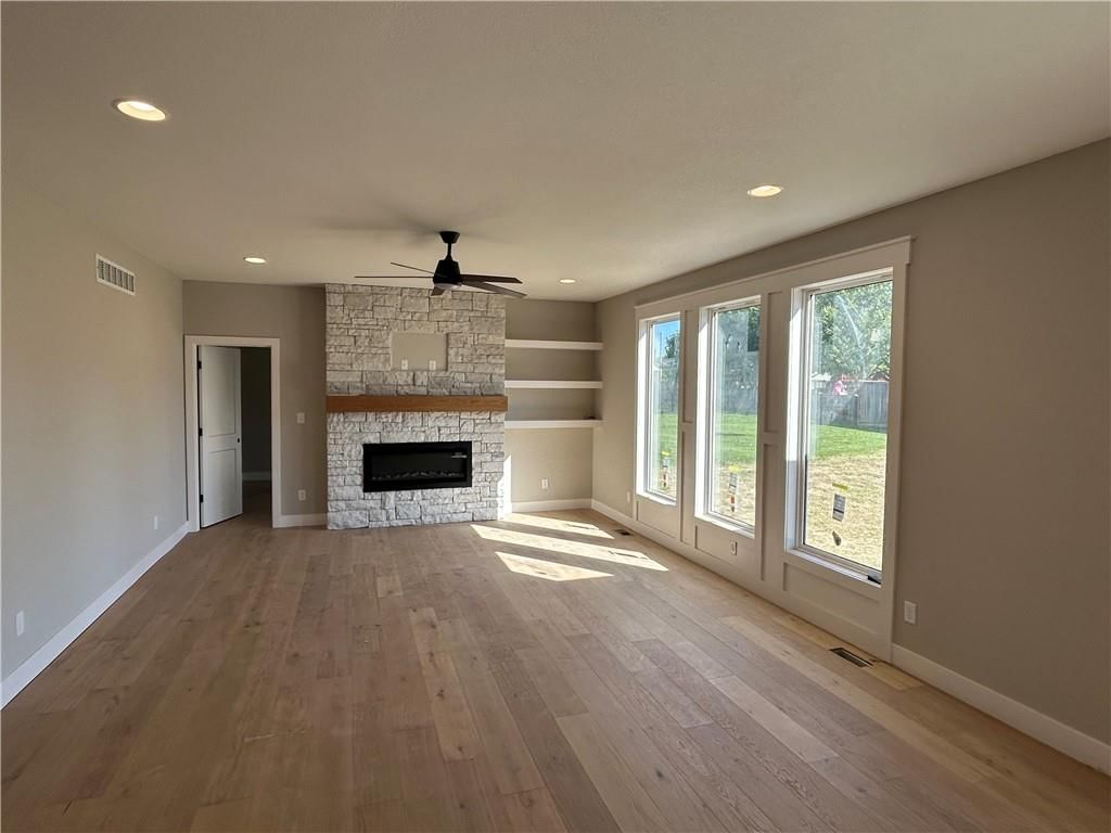 2372 NE Colonnade Avenue — photo 4