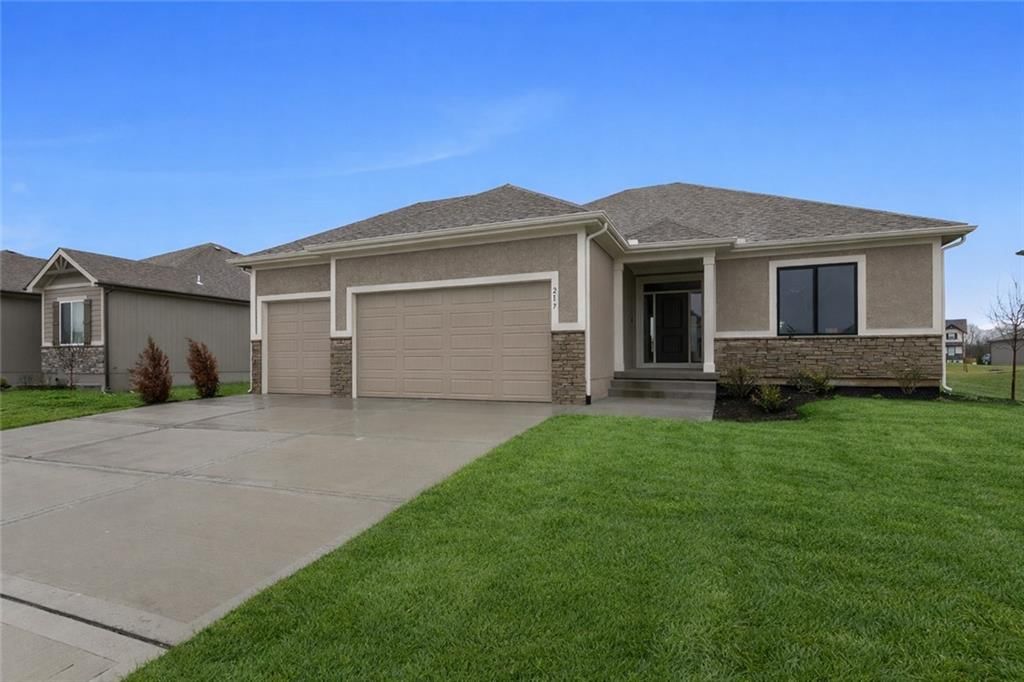 217 SW Chelmsford Drive, Blue Springs, MO