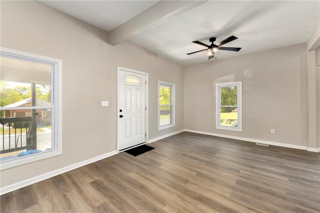 Photo 8 of 31 - 1346 Greeley Avenue