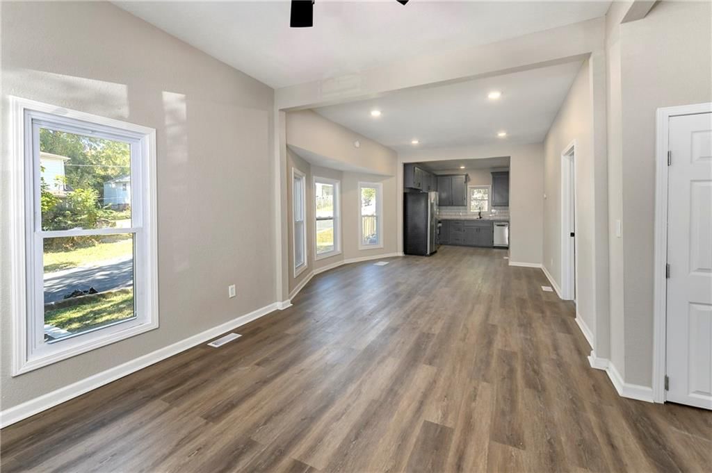 Photo 11 of 31 - 1346 Greeley Avenue