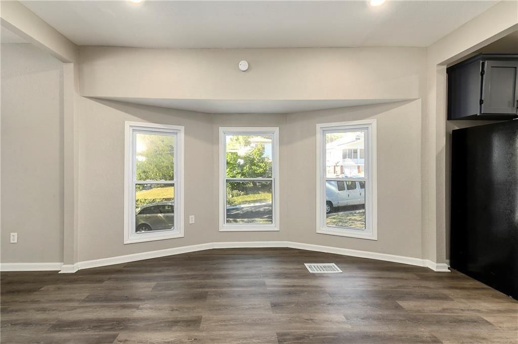 Photo 12 of 31 - 1346 Greeley Avenue