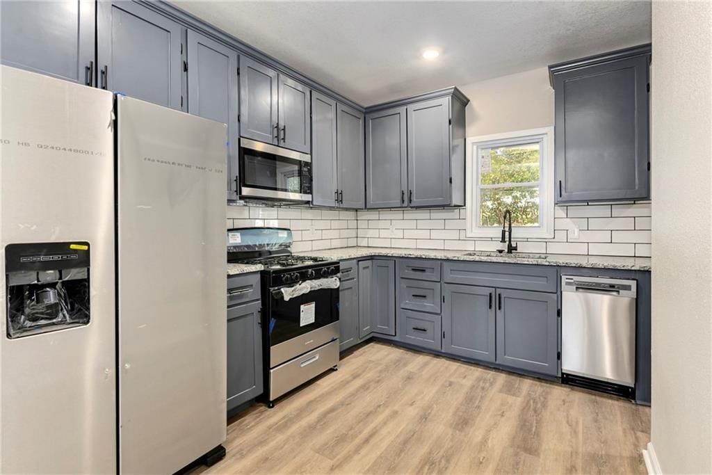 Photo 15 of 31 - 1346 Greeley Avenue