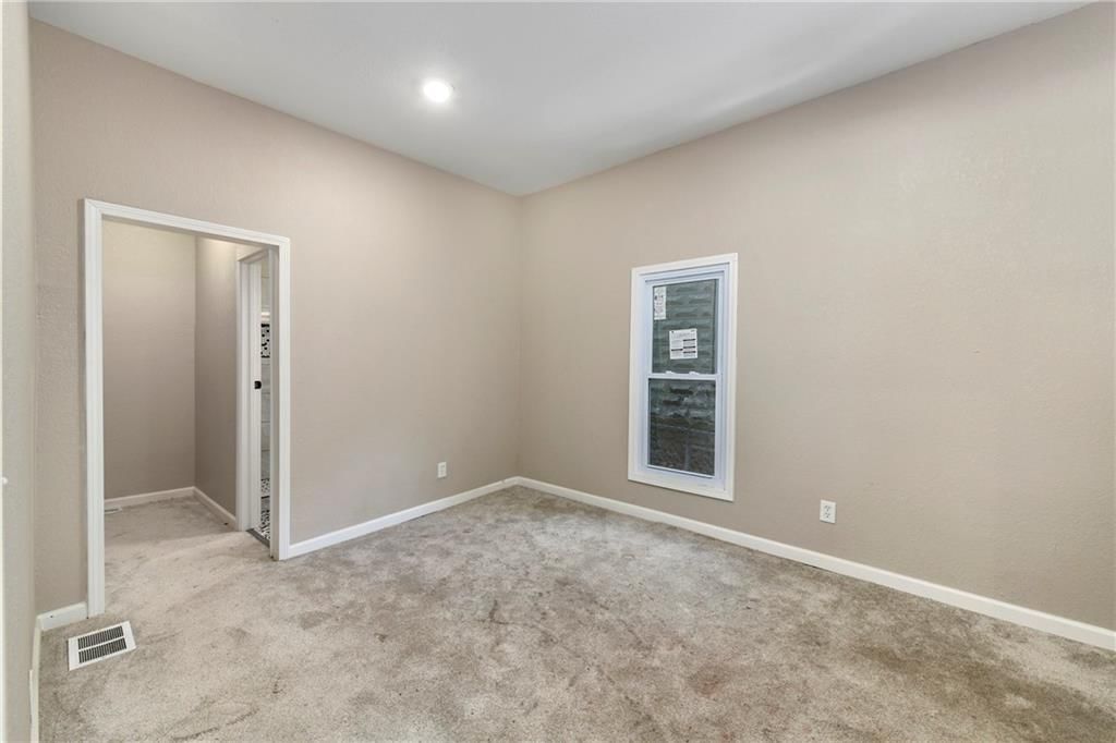Photo 18 of 31 - 1346 Greeley Avenue
