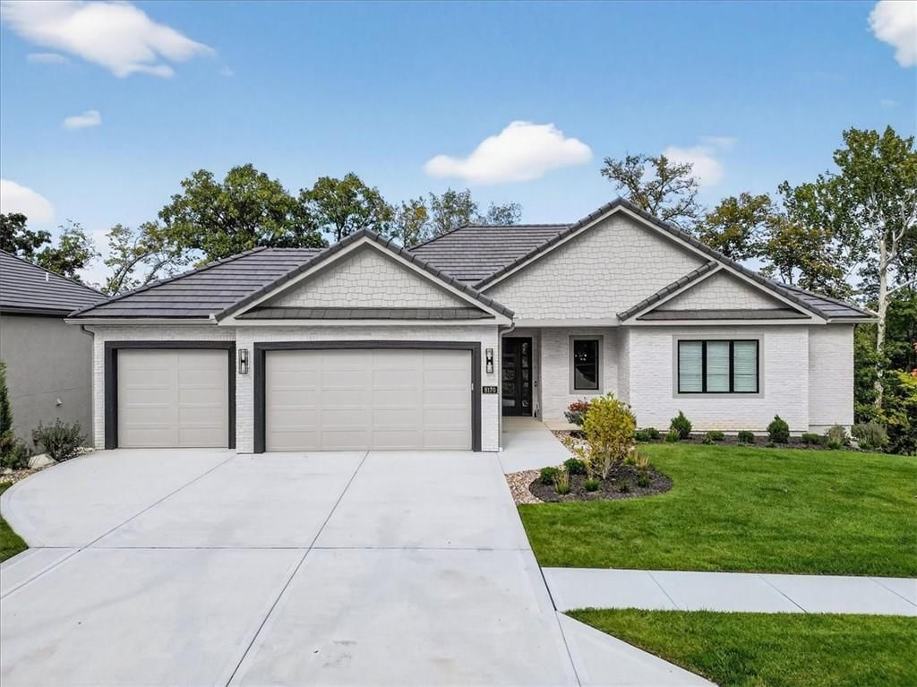 8170 Westlake Drive, Parkville, MO