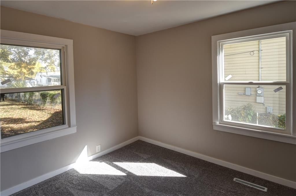 Photo 7 of 8 - 820 W Oak Street