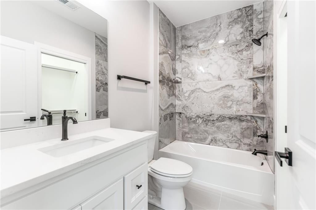 Photo 13 of 22 - 15905 S Lindenwood Drive