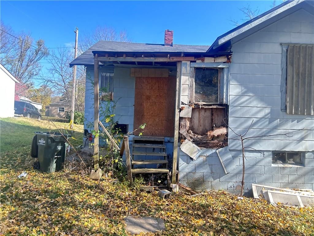 Photo 3 of 13 - 1830 S CRESCENT Avenue