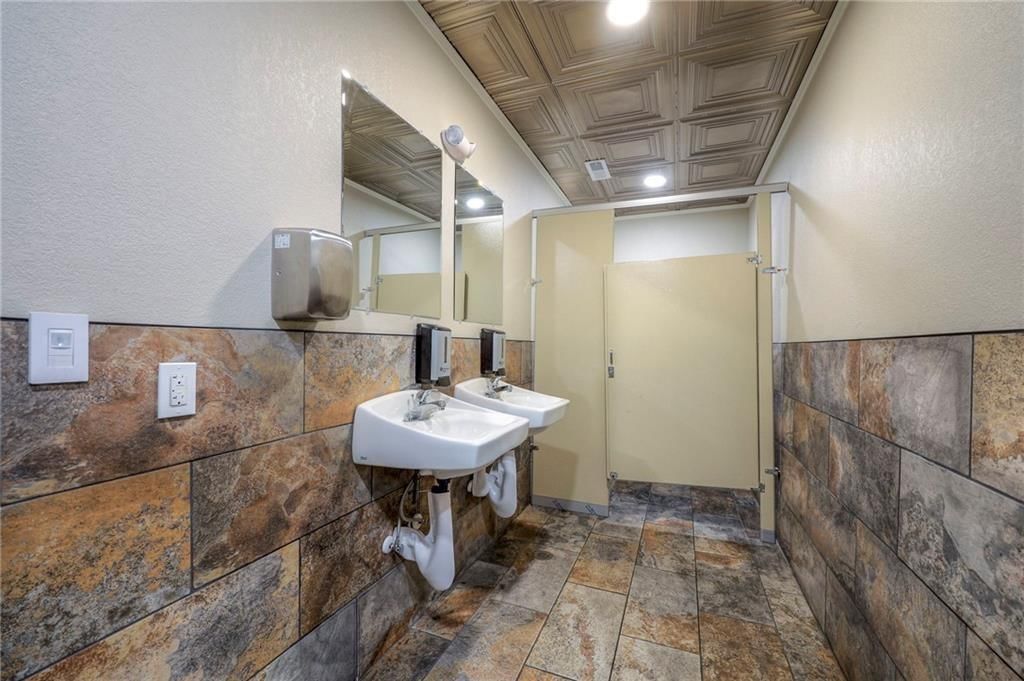 4545 N Brighton Avenue — photo 39