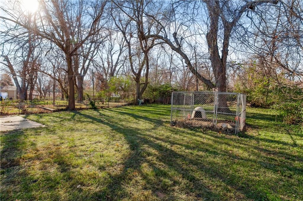 10802 Ewing Avenue — photo 31