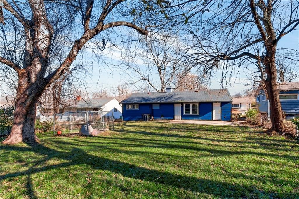 10802 Ewing Avenue — photo 32