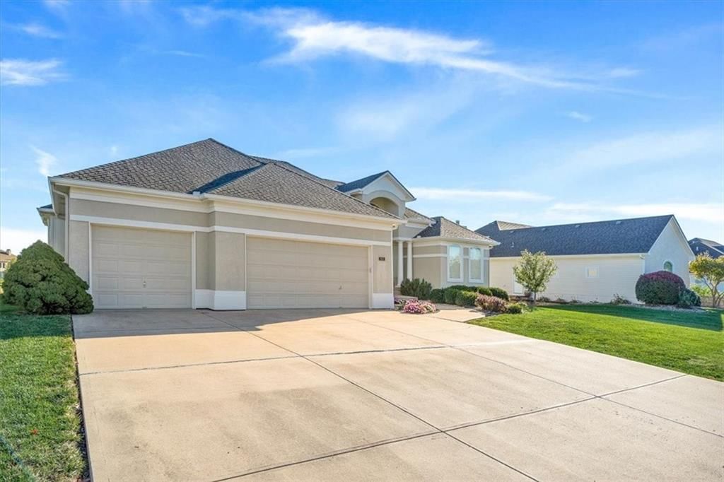 812 SW Lake Pines Drive — photo 5