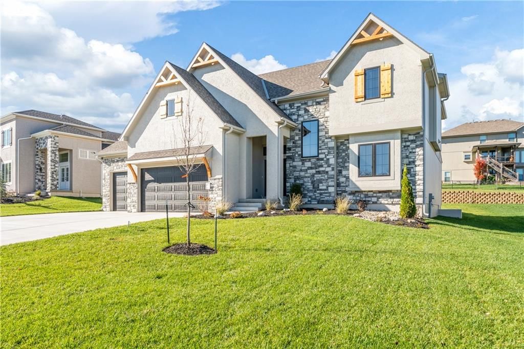 4548 NE Sherwood Drive, Lee's Summit, MO