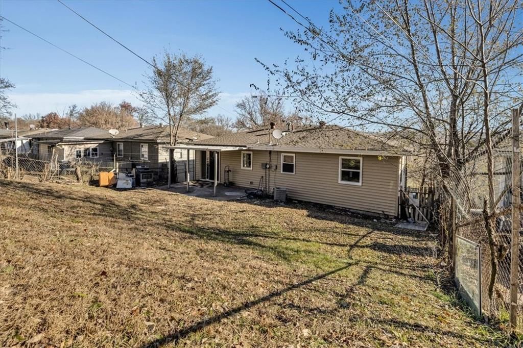 1740 BRISTOL Avenue — photo 16