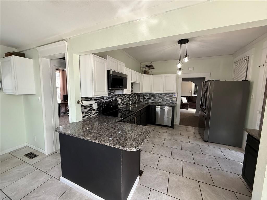 Photo 9 of 32 - 323 W 6th Street