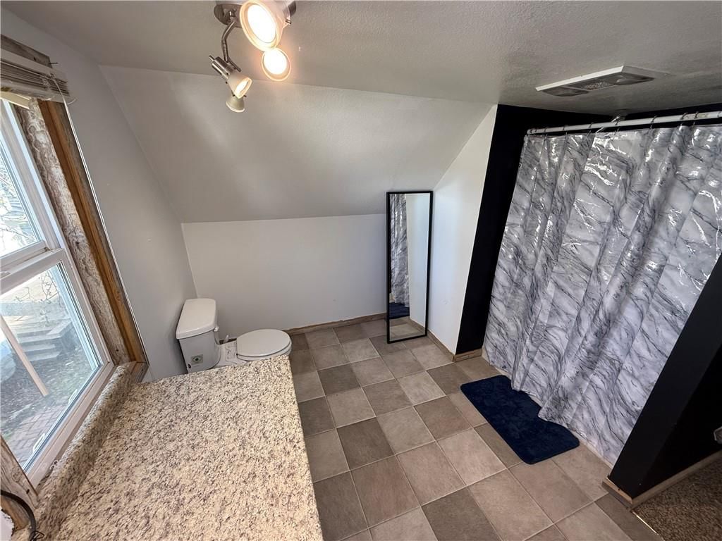 Photo 20 of 32 - 323 W 6th Street