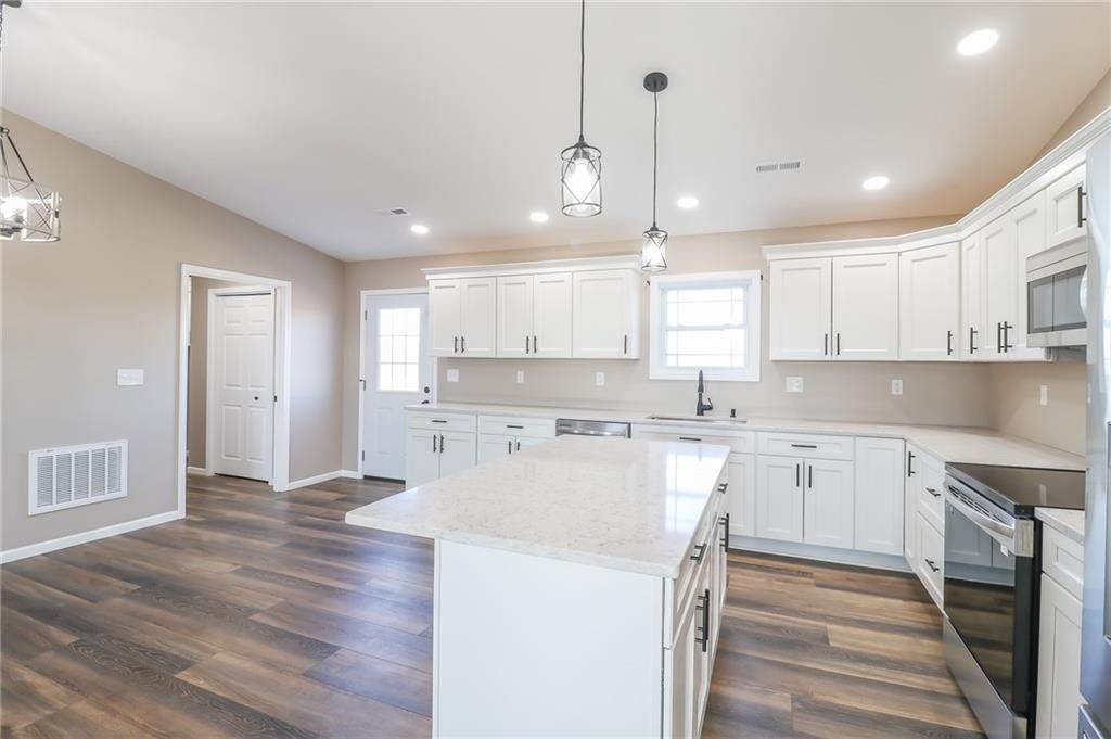 Photo 5 of 33 - 815 SW 520th Road