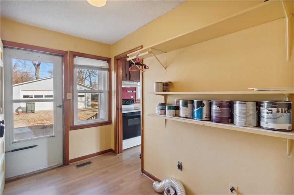 314 W 2nd Street — photo 16