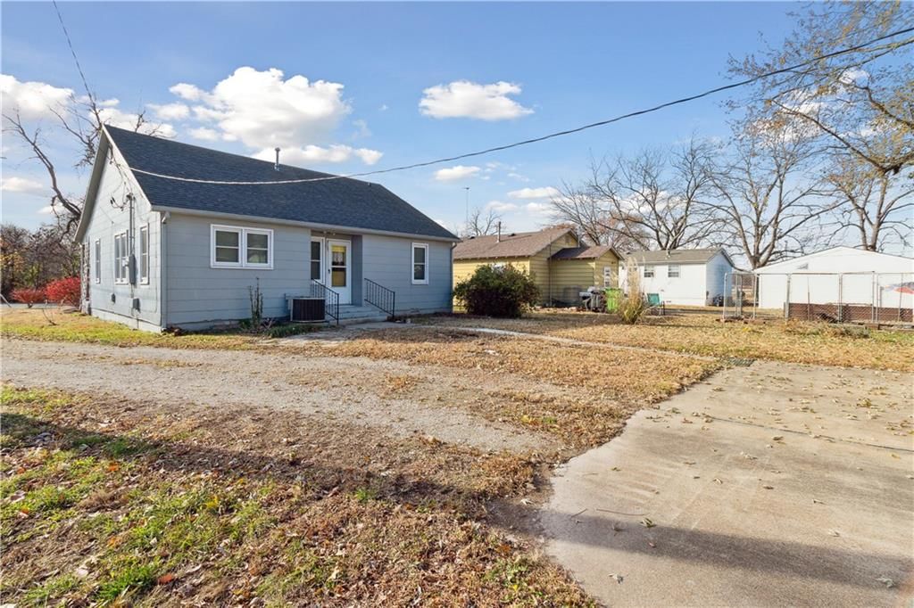 314 W 2nd Street — photo 17