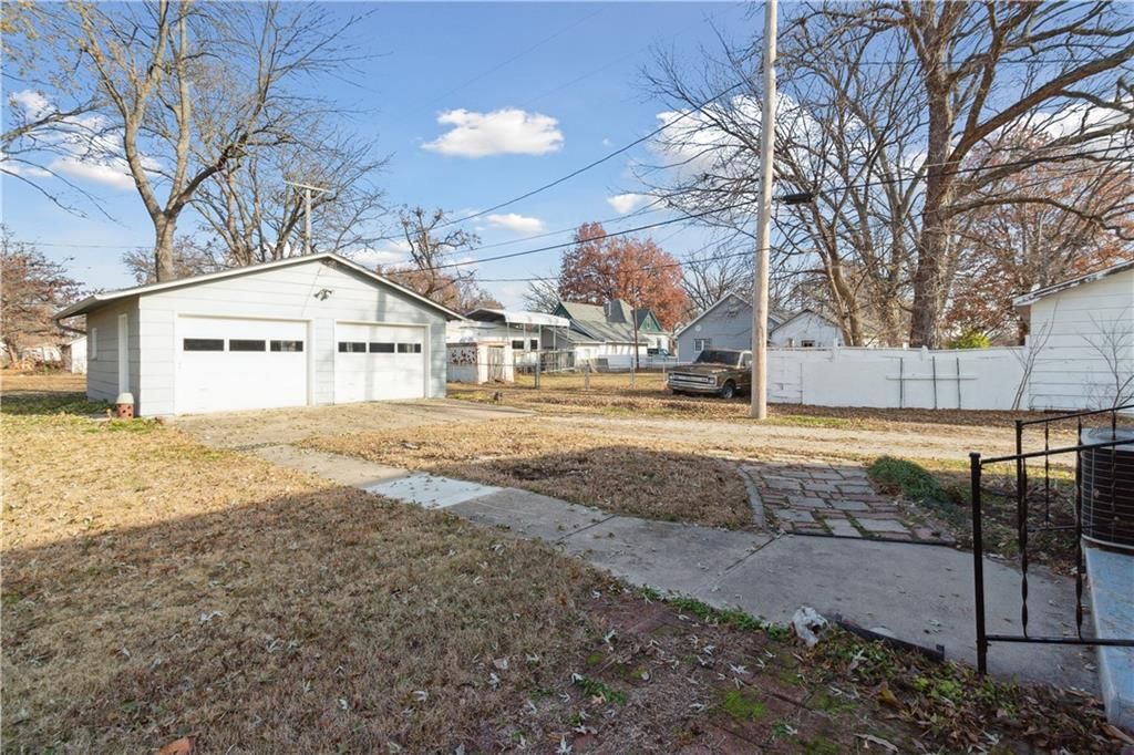 314 W 2nd Street — photo 20