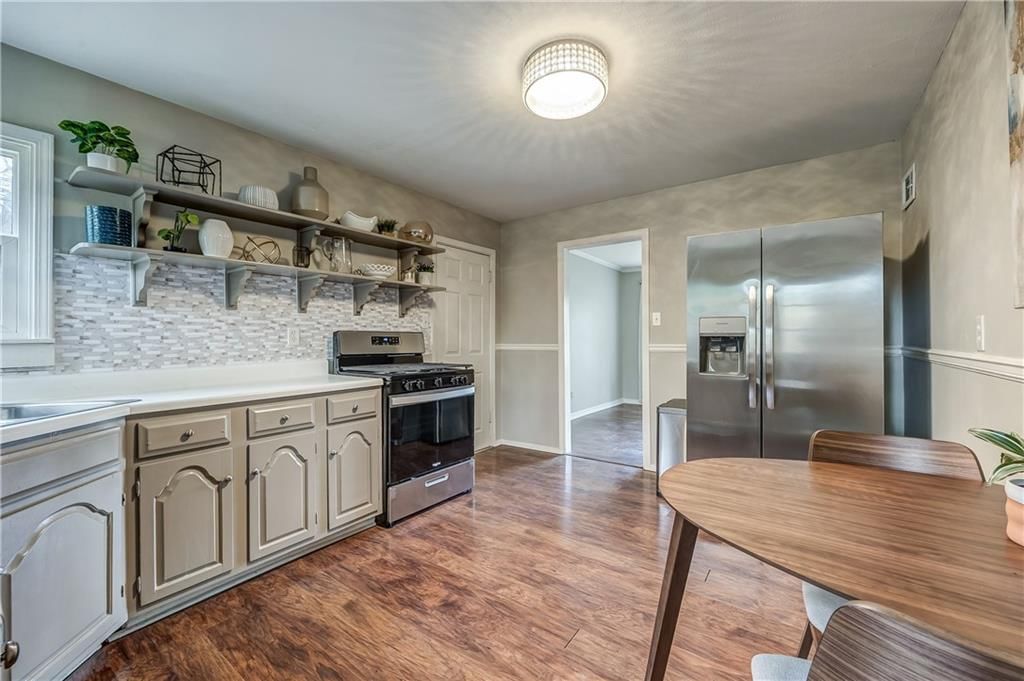 8318 Douglas Avenue — photo 10