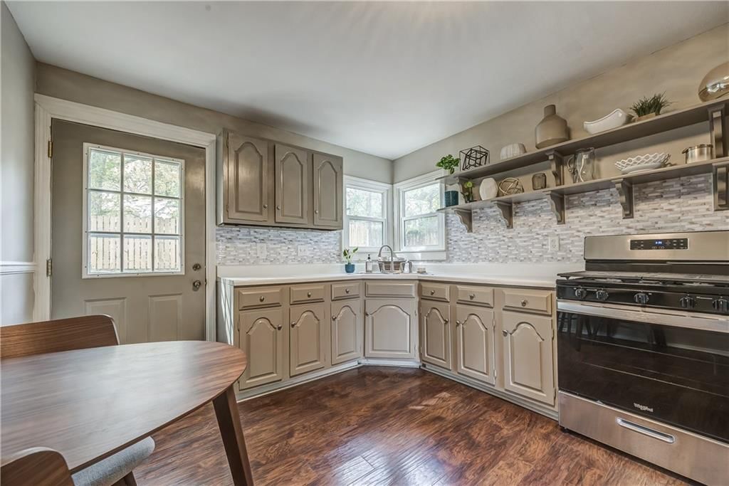 8318 Douglas Avenue — photo 16