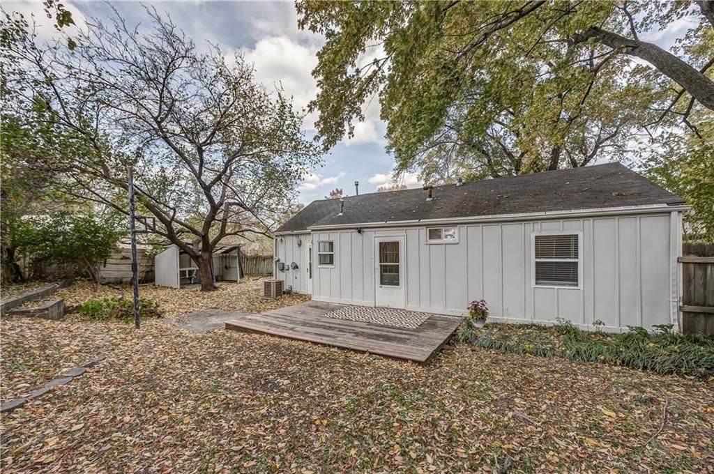 8318 Douglas Avenue — photo 23