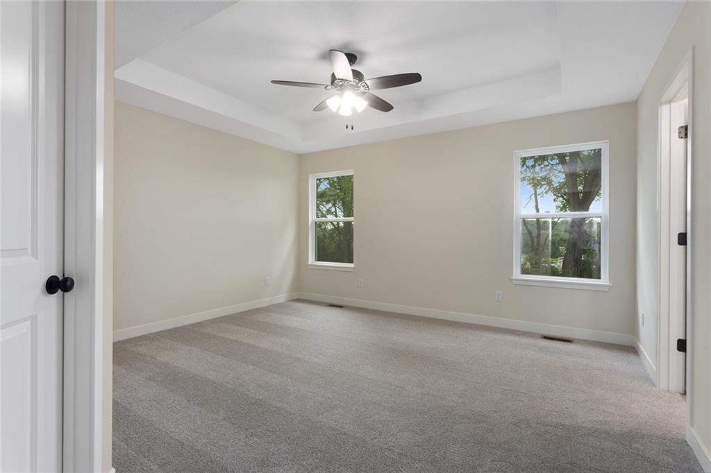 Photo 13 of 35 - 1316 N Holland Court