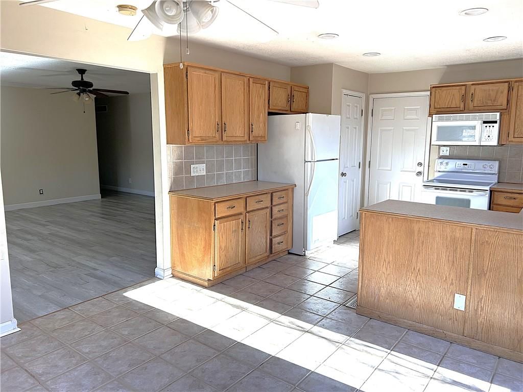 635 NE 36TH Street — photo 5