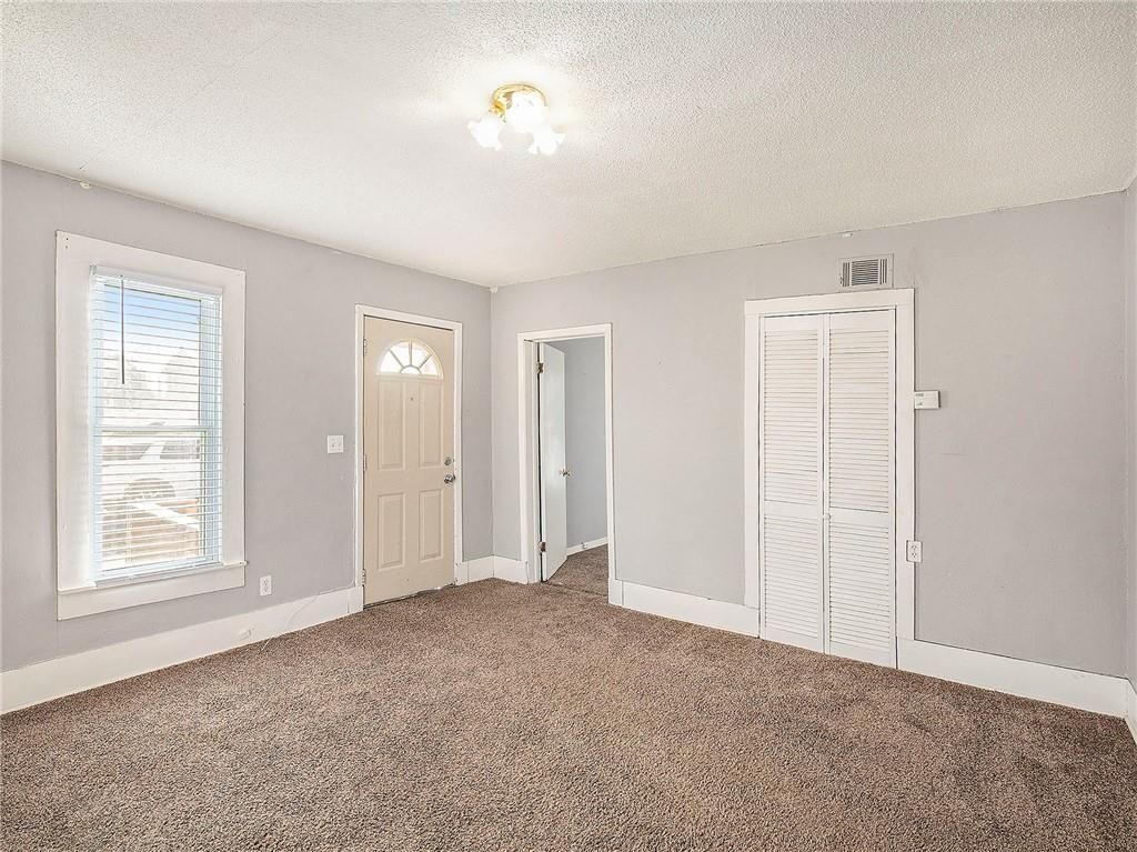 212 W Shrader Street — photo 3